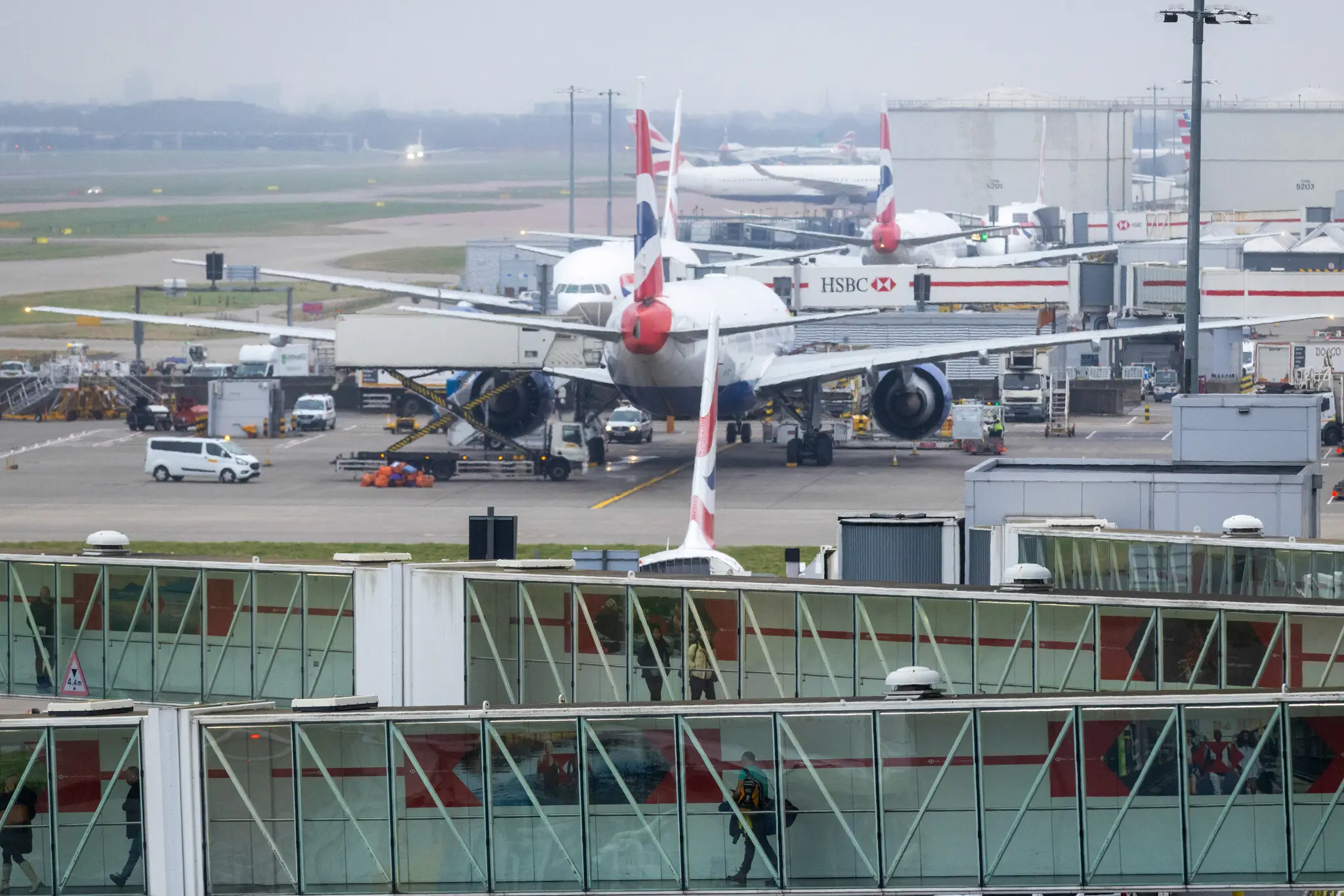 Пасажирський літак у терміналі 5 аеропорту Хітроу, лютий